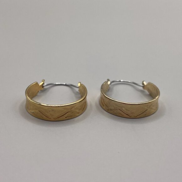 Vintage Gold Tone Scrolled Etched Small Hoop Sangle Drop Earrings - Picture 4 of 5